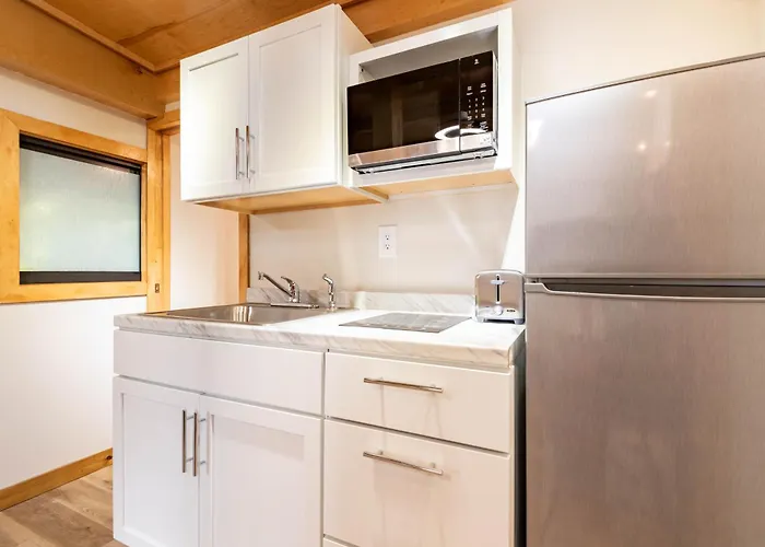 Serene Tiny House Retreat In Japanese Garden